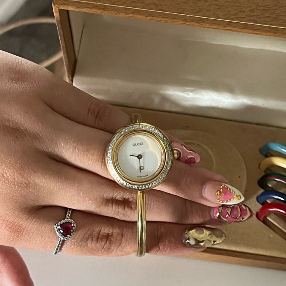 Gucci Gold Bezel Watch With All Bezels - Picture 6 of 9